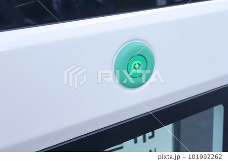 自動運転試験バスの扉のボタン 101992262