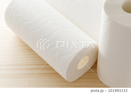 テーブルの上のキッチンペーパー 101993132