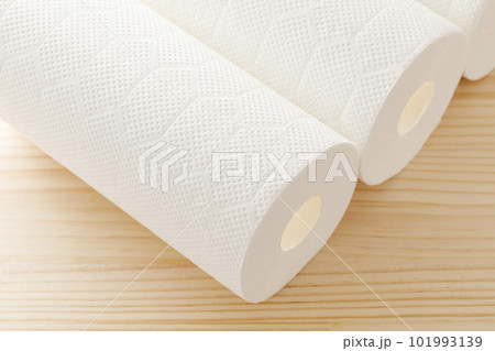テーブルの上のキッチンペーパー テーブルの上のキッチンペーパー 101993139
