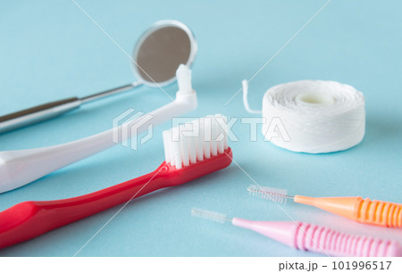 口腔ケアのアイテム　デンタルケア　歯の手入れ　歯周病予防　虫歯予防 101996517