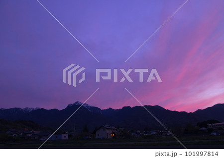 北杜市白州町、南アルプスの山並み、夕焼け空 北杜市白州町、南アルプスの山並み、夕焼け空 101997814