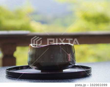 お茶をいただく 102001099