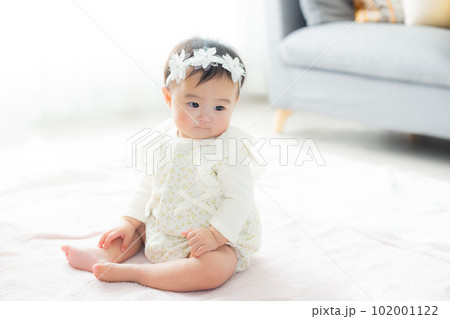 リビング　赤ちゃん　親子　　 102001122