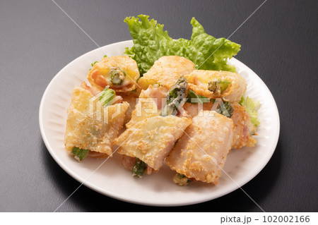 ベーコンアスパラチーズ巻き　(餃子の皮) 102002166