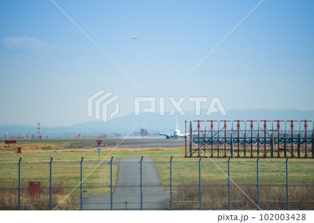 【京浜島緑道公園から見たA滑走路16Rに着陸】 【京浜島緑道公園から見たA滑走路16Rに着陸】 102003428