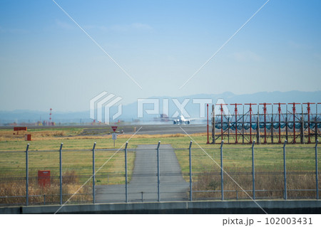 【京浜島緑道公園から見たA滑走路16Rに着陸】 【京浜島緑道公園から見たA滑走路16Rに着陸】 102003431
