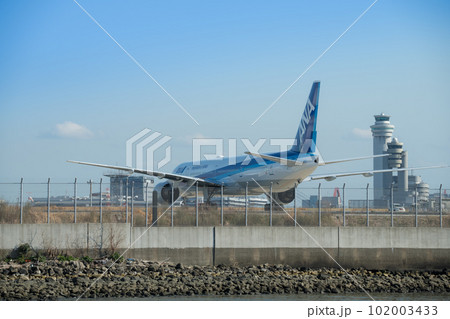 【京浜島つばさ公園からのANA機 管制塔有】 【京浜島つばさ公園からのANA機 管制塔有】 102003433
