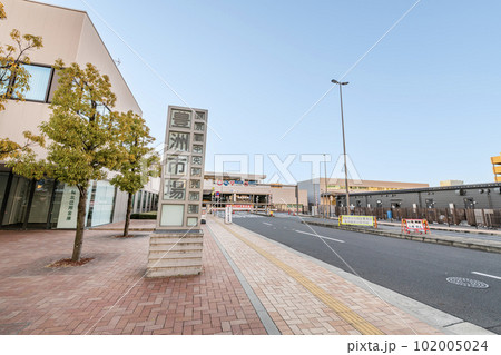 東京都江東区 各地から集められた様々な青果を取り扱う豊洲市場青果棟 東京都江東区 各地から集められた様々な青果を取り扱う豊洲市場青果棟 102005024