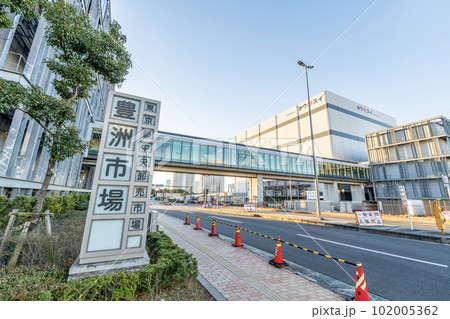 東京都江東区　快晴の豊洲市場　（水産卸売場棟） 102005362