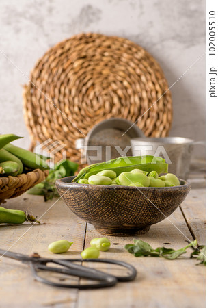Fresh and raw green broad beans 102005510