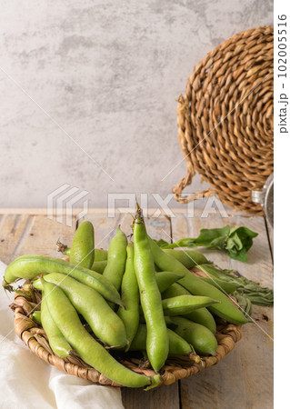 Fresh and raw green broad beans 102005516