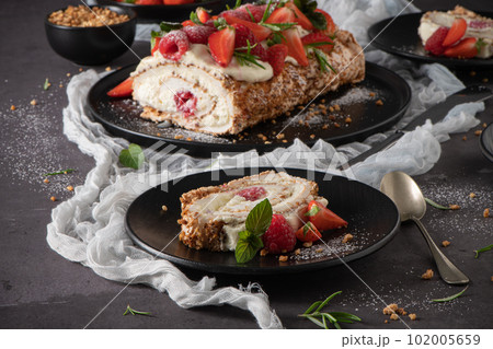 Meringue roll cake 102005659