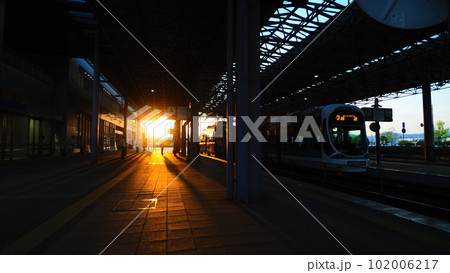 夕陽で眩しい広島電鉄宇品駅 102006217