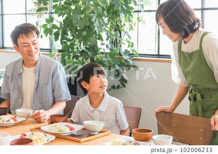 家のダイニングで家族団欒して食事する親子・家族・成長期の息子と両親(食卓・朝食・食べる) 家のダイニングで家族団欒して食事する親子・家族・成長期の息子と両親(食卓・朝食・食べる) 102006233