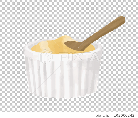 奶油凍和勺子放在 Cocotte 盤子裡 102006242