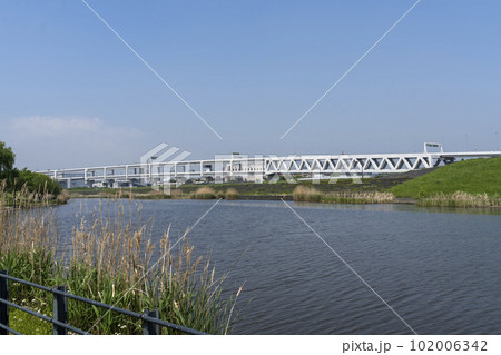鶴見川沿いの首都高横浜北線の風景 鶴見川沿いの首都高横浜北線の風景 102006342