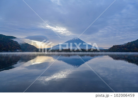 精進湖で見た光芒と富士山の幻想的なコラボ情景 102006459