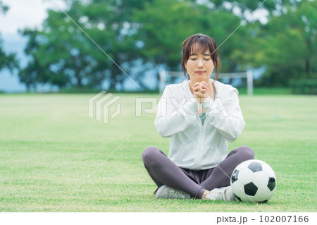 祈るように日本代表を応援するサッカーファン・サポーターの日本人女性 祈るように日本代表を応援するサッカーファン・サポーターの日本人女性 102007166
