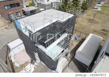 住宅リフォームの様子を空撮 外壁塗装の作業中 住宅リフォームの様子を空撮 外壁塗装の作業中 102007672