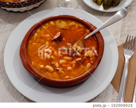 Stewed white beans with sausages, spanish cuisine 102008028