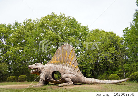 公園の恐竜 102008379