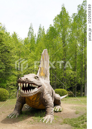 公園の恐竜 102008389
