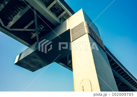 青空の下の首都高速5号池袋線早稲田出口 反射する川面の煌めき 2023.04　暖色寒色強調 102009785