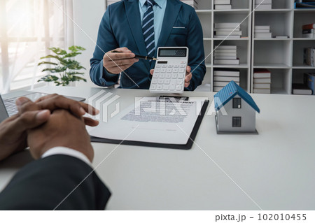 Real estate agent and customer make contract to buy and sell house and land. Approval of a contract to buy or sell a home Real estate agent and customer make contract to buy and sell house and land. Approval of a contract to buy or sell a home 102010455