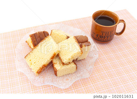 皿に盛ったアウトレットの切り落としカステラとコーヒー 皿に盛ったアウトレットの切り落としカステラとコーヒー 102011631