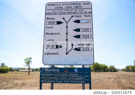 ケープ岬半島の道路規制の案内板 ケープ岬半島の道路規制の案内板 102011674