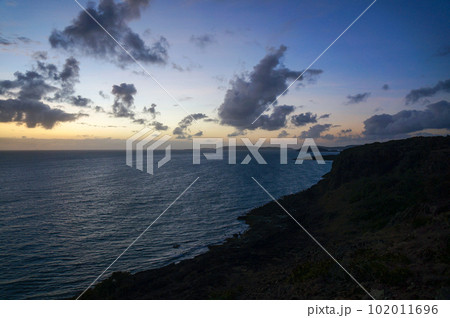 ケープ岬半島から望むトレス海峡の朝焼け 102011696