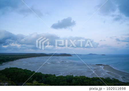 オーストラリア最北端から望むアラフラ海(トレス海峡)の朝焼け オーストラリア最北端から望むアラフラ海(トレス海峡)の朝焼け 102011698