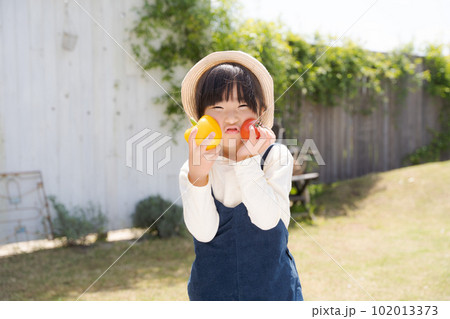 野菜を持つ元気な女の子の画像 102013373