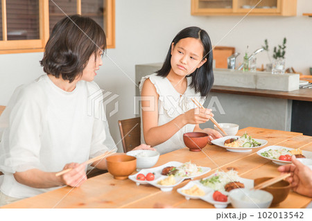 好き嫌いがあって苦手な食べ物を食べられない女の子と母親の女性（子供） 102013542