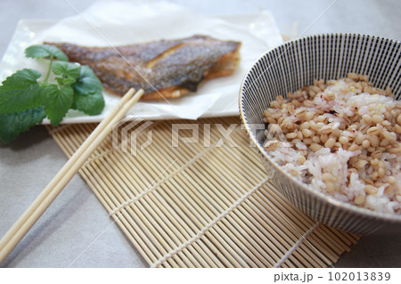 Korean traditional healthy food and wellness meal 102013839