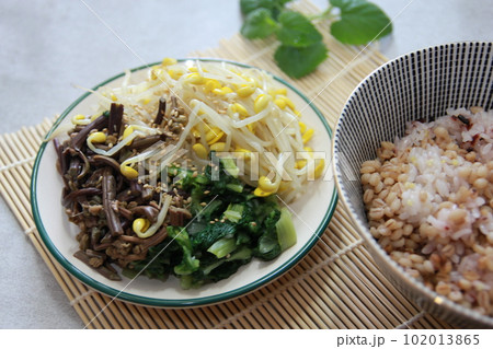 Korean traditional healthy food and wellness meal 102013865