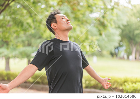 公園で運動・ウォーキング・トレーニングをするアジア人男性 102014686