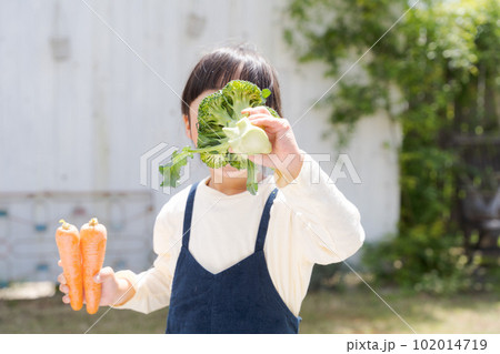 野菜を持つ元気な女の子の画像 102014719