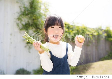 野菜を持つ元気な女の子の画像 102014723