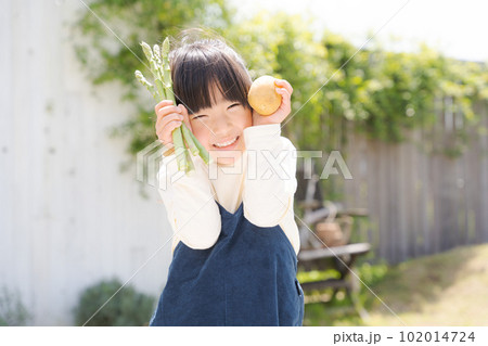 野菜を持つ元気な女の子の画像 野菜を持つ元気な女の子の画像 102014724