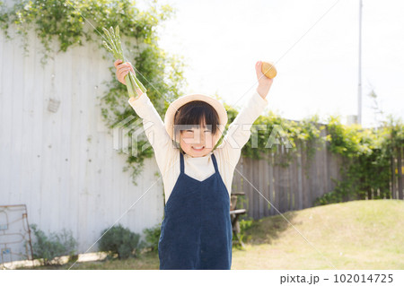 野菜を持つ元気な女の子の画像 野菜を持つ元気な女の子の画像 102014725