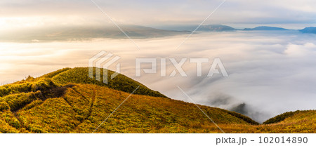 大観峰の雲海と草紅葉 朝風景 パノラマ 【熊本県阿蘇市】 大観峰の雲海と草紅葉 朝風景 パノラマ 【熊本県阿蘇市】 102014890
