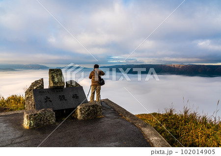 大観峰の雲海と草紅葉 朝風景 【熊本県阿蘇市】 大観峰の雲海と草紅葉 朝風景 【熊本県阿蘇市】 102014905