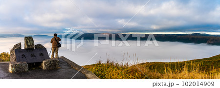 大観峰の雲海と草紅葉 朝風景 パノラマ 【熊本県阿蘇市】 大観峰の雲海と草紅葉 朝風景 パノラマ 【熊本県阿蘇市】 102014909