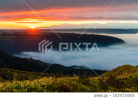 大観峰の雲海と草紅葉 日の出 【熊本県阿蘇市】 大観峰の雲海と草紅葉 日の出 【熊本県阿蘇市】 102015003