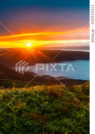 大観峰の雲海と草紅葉 日の出 【熊本県阿蘇市】 大観峰の雲海と草紅葉 日の出 【熊本県阿蘇市】 102015011