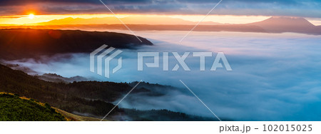 大観峰の雲海と草紅葉　日の出　パノラマ　【熊本県阿蘇市】 102015025