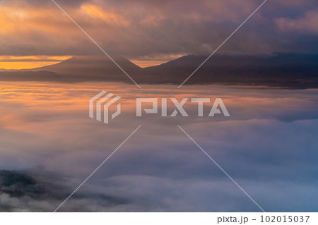 大観峰の雲海と草紅葉　日の出　【熊本県阿蘇市】 102015037