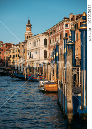 Vertical shot of scenic location in Venice with old houses and canals on a sunny spring day. Concept of honeymoon trip or tourism in Italy. Copyspace 102015932