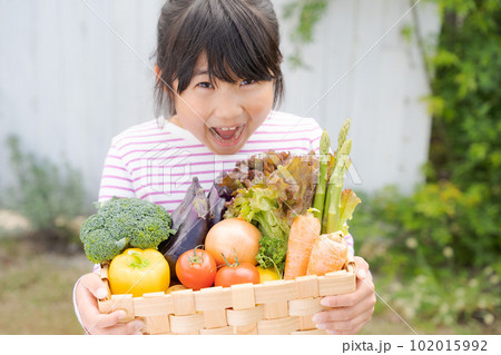 野菜の盛り合わせを持つ女の子の写真 野菜の盛り合わせを持つ女の子の写真 102015992